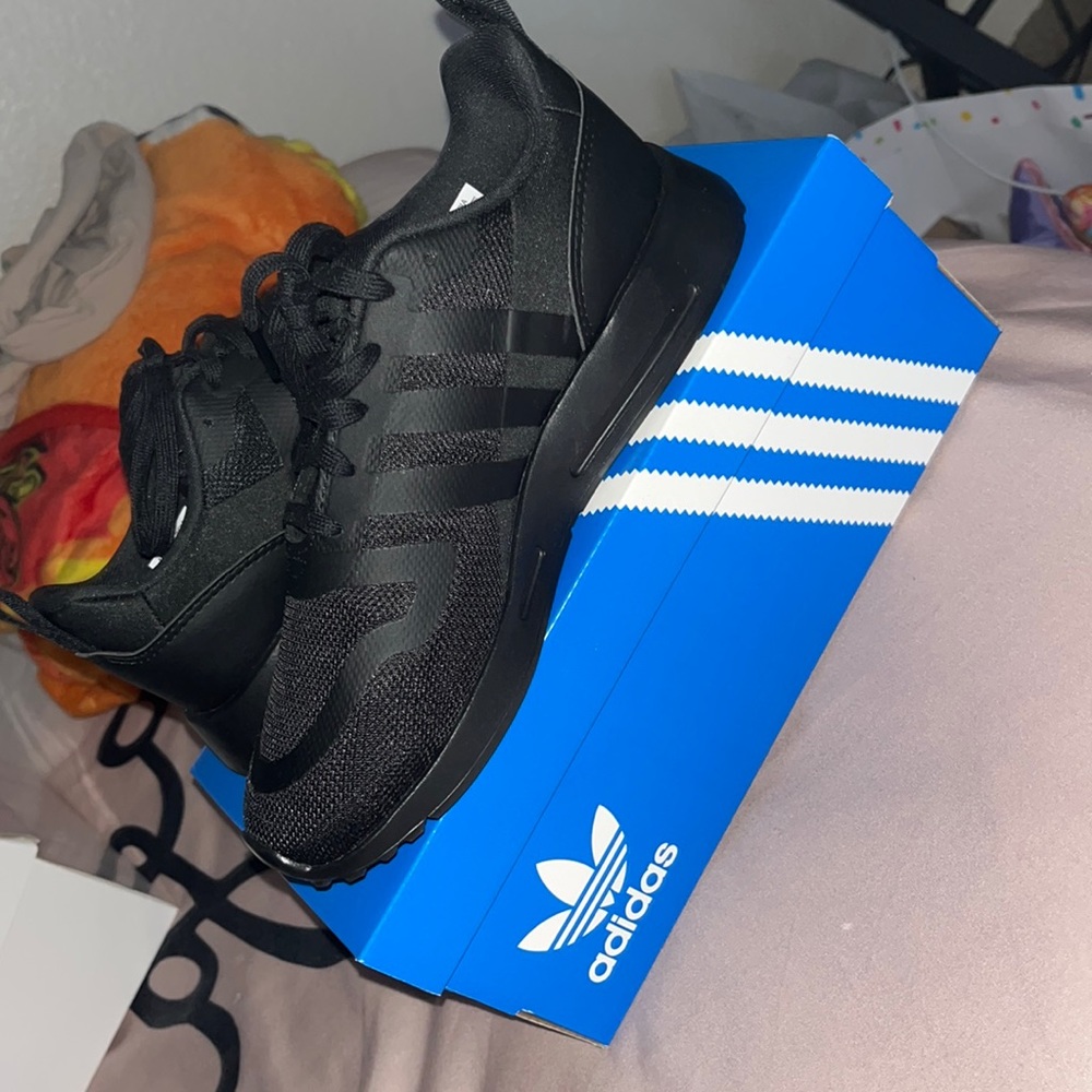 Adidas shoes size 3y- new without tag comes with box